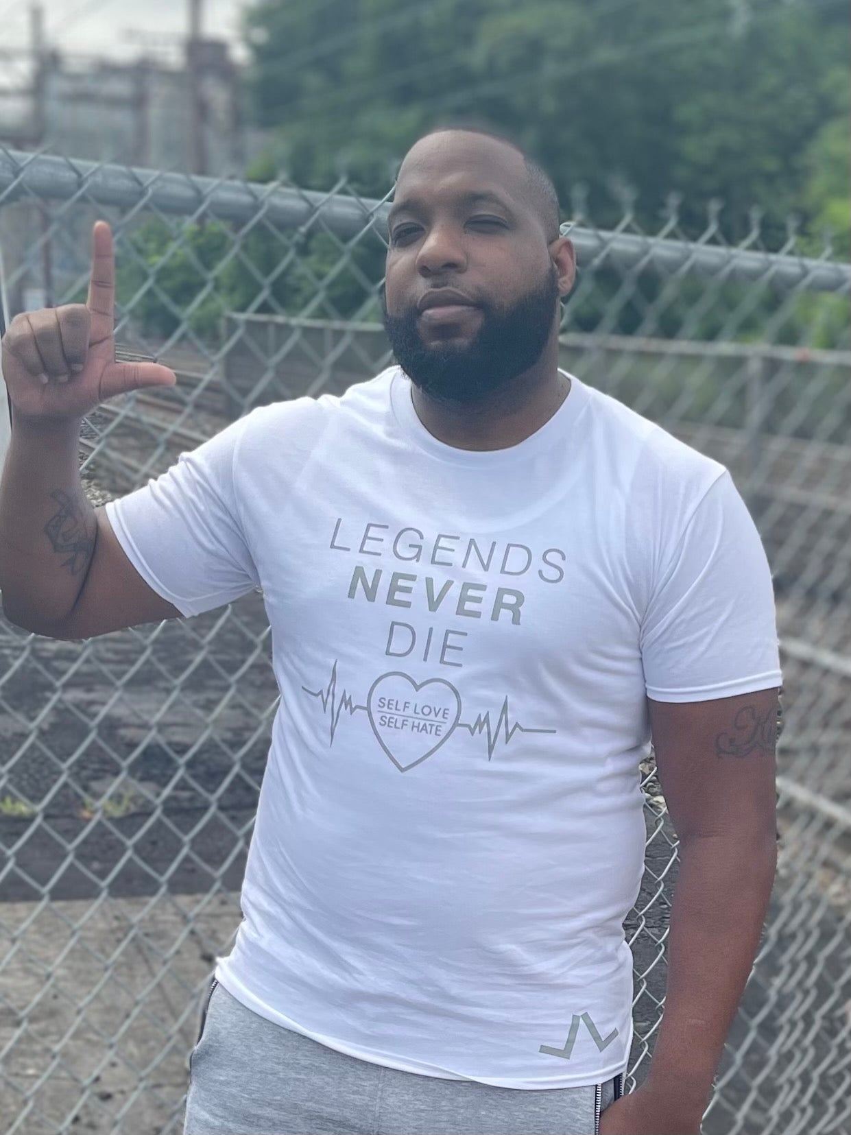 LEGENEDS NEVER DIE T SHIRT (GRAY)